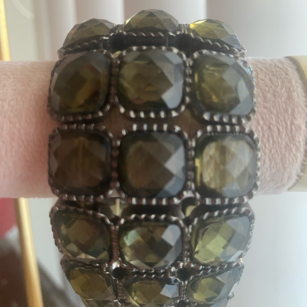 Women’s custom jewelry bracelet.